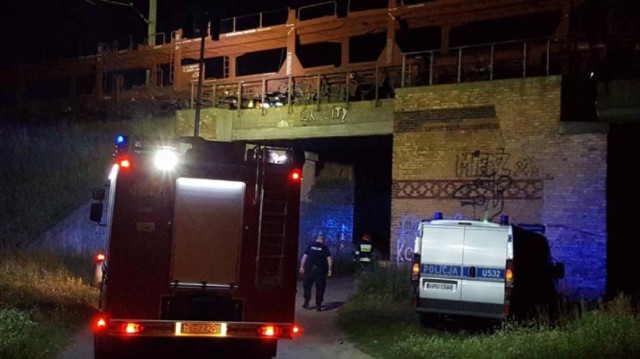 W nocy na torach kolejowych przy ulicy Rawickiej w Krotoszynie doszło do potrącenia młodego 18-letniego mężczyzny przez pociąg na trasie Krotoszyn-Zduny. Mężczyznę zabrano do krotoszyńskiego szpitala.

WIĘCEJ: Na trasie Krotoszyn-Zduny pociąg potrącił młodego mężczyznę [ZDJĘCIA]