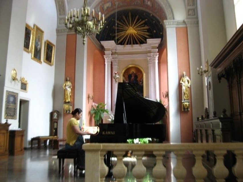 Pianistka Man LI Szczepańska gra w  bazylice w Brochowie k....