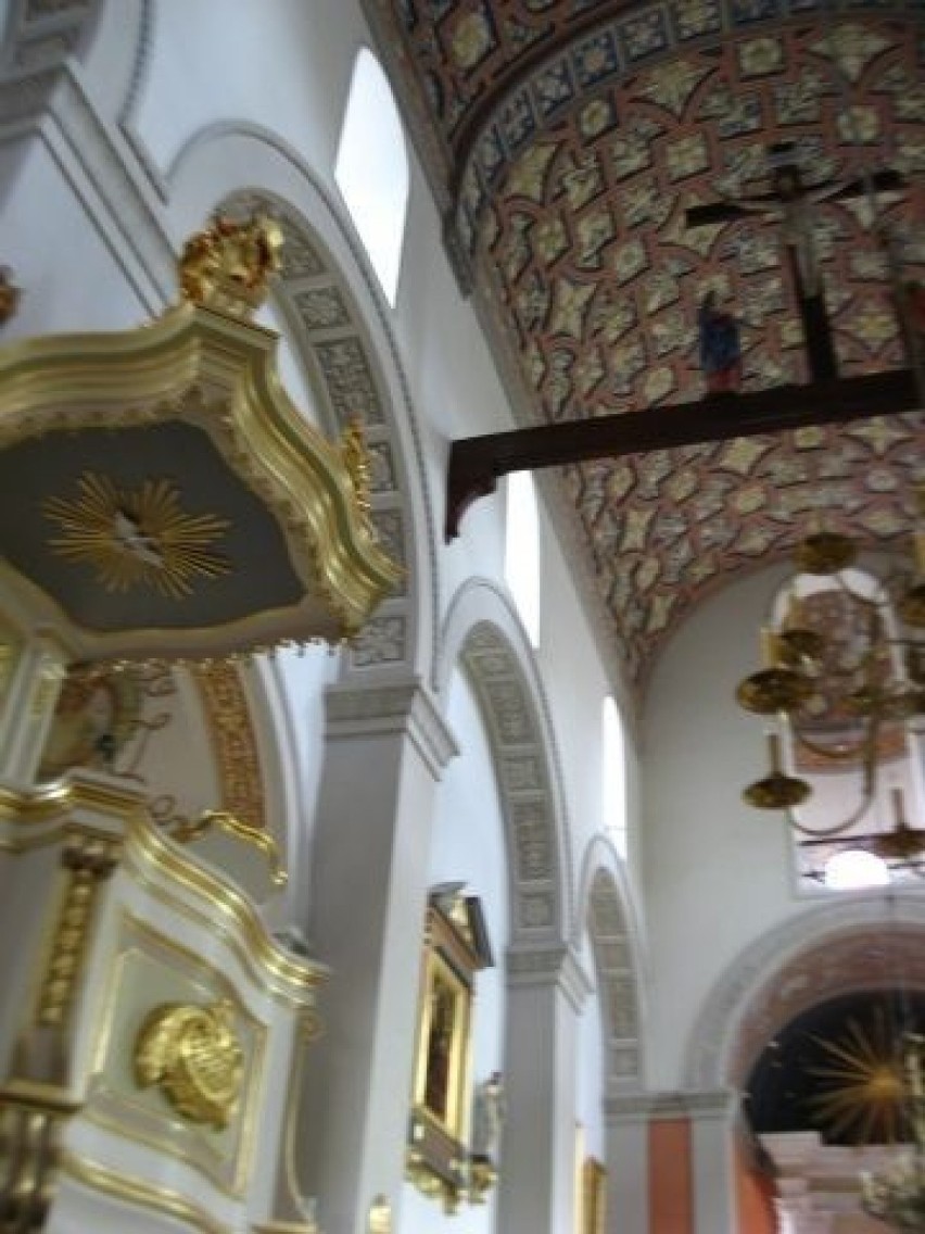 Wnętrze bazyliki w Brochowie
