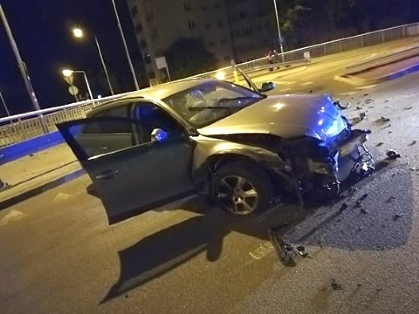 Wypadek w Opolu. Kierowca audi uderzył w słup na wiadukcie na Ozimskiej, zostawił samochód i uciekł