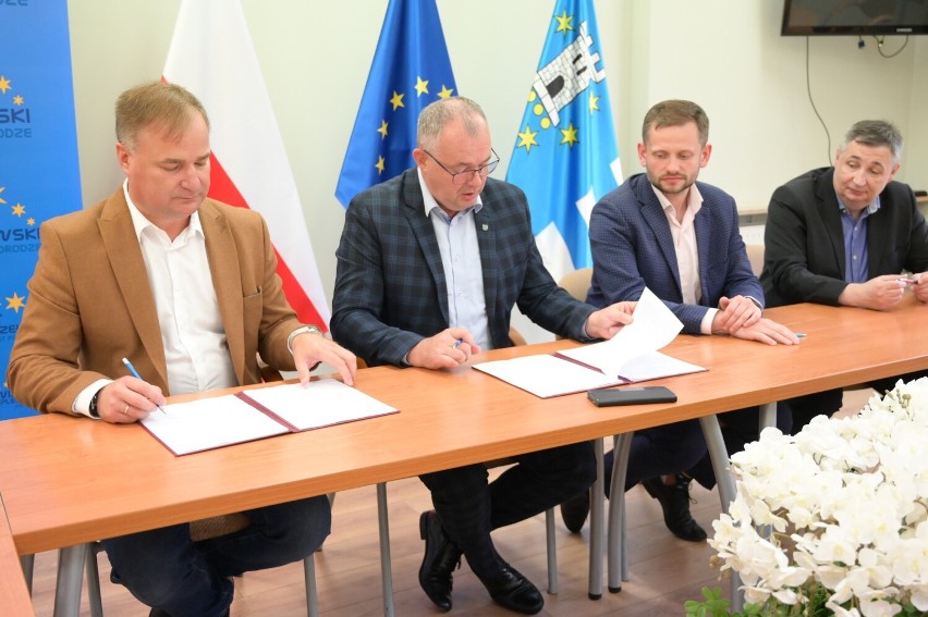 Władze powiatu pleszewskiego podpisały umowę z firmą...