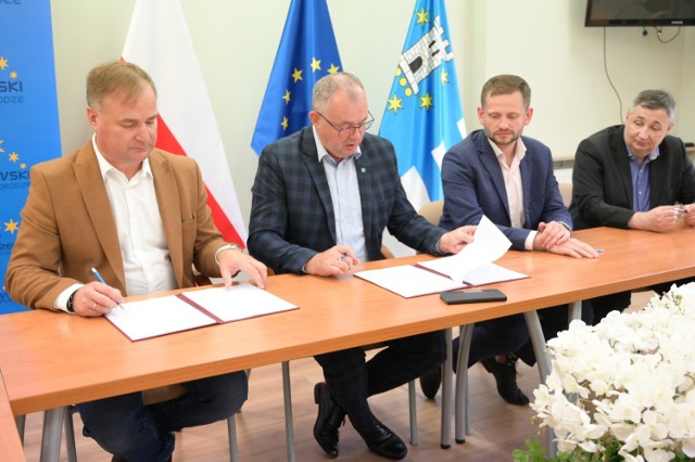Władze powiatu pleszewskiego podpisały umowę z firmą „EKO-BUD” s.c. z Lisewa, która wykona modernizacją przebudowę drogi powiatowej w Dobrej Nadziei