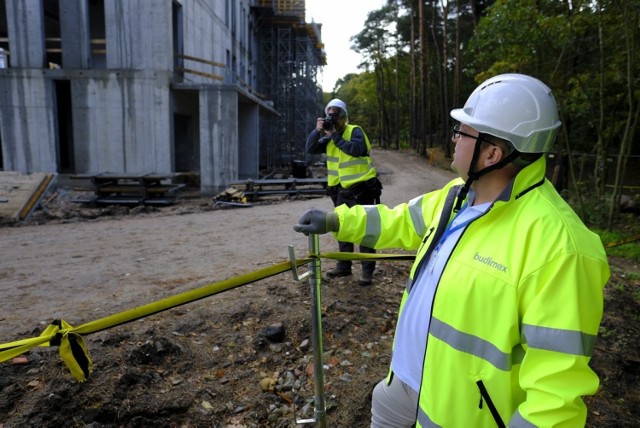 Zwiedzanie budowy szpitala na Bielanach [NOWE ZDJĘCIA]

Nowy szpital na toruńskich Bielanach będzie jednym z najnowocześniejszych w kraju. W 36 miesięcy za pół miliarda złotych powstanie przemyślane funkcjonalnie prawdziwe miasteczko lecznicy, przyjazne dla pacjentów i ich rodzin. Założona łączna powierzchnia zabudowy wszystkich szpitalnych obiektów to 2,6 hektara. W ciągu 300 dni od rozpoczęcia budowy z wykopów wydobyto ponad 70 tysięcy metrów sześciennych urobku, wylano ponad 18 tysięcy metrów sześciennych betonu oraz zużyto 2 tysiące toin stali zbrojeniowej. Przy wznoszeniu lecznicy pracuje obecnie około 300 osób.

Zobacz także: Kibice na SGP Toruń 2017 [ZDJĘCIA]