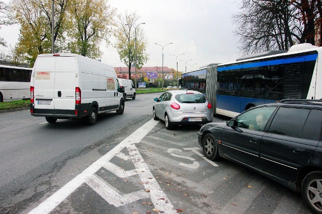 Przy wjeździe w al. 29 Listopada kierowcy zatrzymują się tak, że nie widzą nadjeżdżających