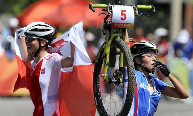 Maja Włoszczowska od lewej i brązowa medalistka Irina Kelentyeva z Rosji