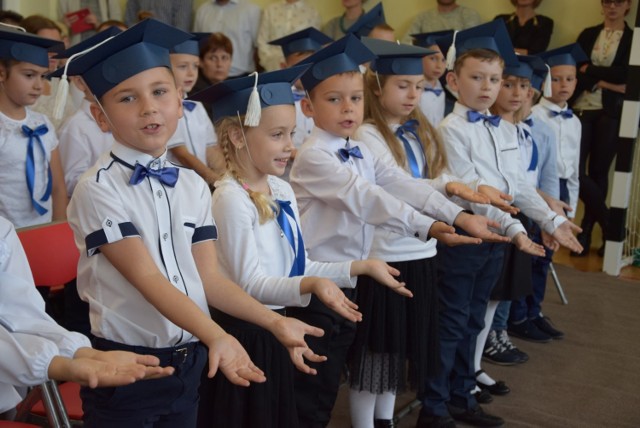 Człuchów. Ślubowanie uczniów I klas w Szkole Podstawowej im. Przyjaciół Ziemi