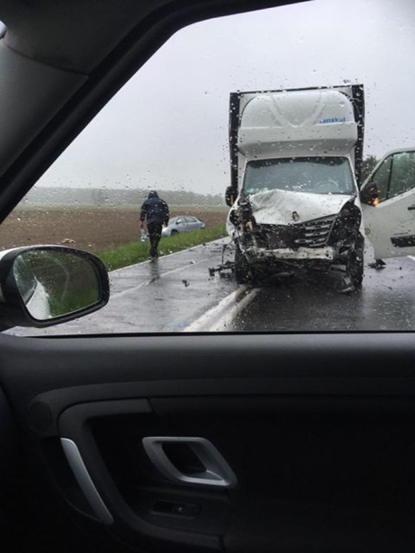 Wypadek z udziałem dwóch pojazdów w Pruścach. Droga jest zablokowana