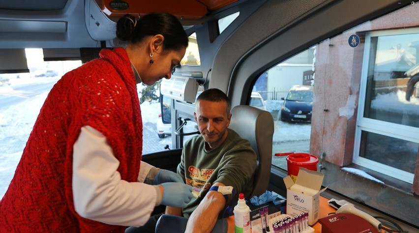 Akcja "Choinka za krew". W Cewicach kilkadziesiąt osób podzieliło się życiodajnym darem