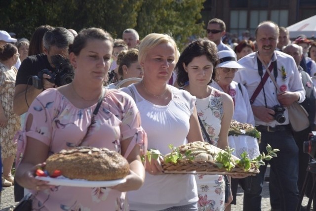 Chleb niesiemy, chleb. Tak samo będzie na sobotnich dożynkach gminnych w Tucholi