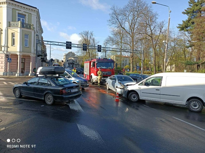 Wypadek na skrzyżowaniu w Radomiu. Jedna osoba przewieziona do szpitala