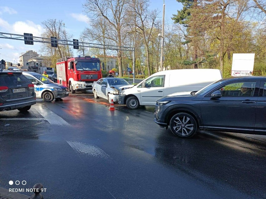 Wypadek na skrzyżowaniu w Radomiu. Jedna osoba przewieziona do szpitala