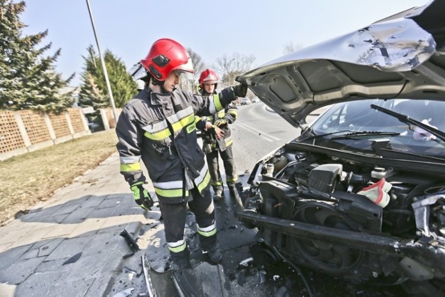 Do wypadku doszło w piątek, 2 marca, około południa na ul. Browarnej w Zielonej Górze. Kierująca peugeotem zjechała na przeciwległy pas ruchu i tam uderzyła w naczepę ciągniętą przez samochód terenowy. 

Kierująca peugeotem jechała ul. Browarną w kierunku ul. Nowej. – Nagle zobaczyłem, że peugeotem zarzuciło i jedzie prosto na mnie – opowiada nam kierowca terenówki, który ciągnął przyczepę. Odbił i wjechał na chodnik unikając czołowego zdarzenia. – Peugeot jednak uderzył w przyczepę – mówi kierowca terenówki.

Siła uderzenia była bardzo duża. Z przyczepy oderwało się koło. Z przodu peugeota nic nie zostało. Samochód nadaje się już tylko do kasacji.

Na miejsce zostało wezwane pogotowie ratunkowe. Ranna kobieta została zabrana do szpitala. Okazało się, że podczas jazdy schyliła się do kota, którego wiozła w kuferku na przednim siedzeniu. Wtedy straciła panowanie nad kierownicą i doprowadziła do zderzenia z naczepą. 

Zobacz też: KRYMINALNY CZWARTEK - 1.03.2018. Seria napadów na sklepy w Zielonej Górze


