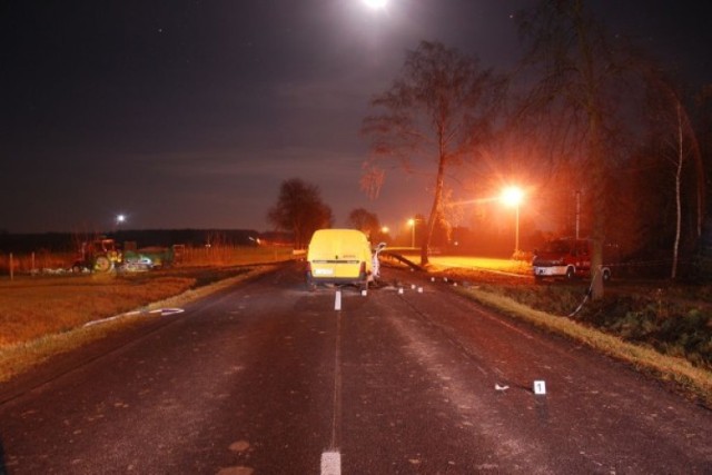 Tragiczny wypadek w Jarosławcu

Do wypadku w którym zginęli dwaj mężczyźni doszło w poniedziałek wieczorem na drodze krajowej nr 74 w Jarosławcu. Na stojący na drodze samochód, który zderzył się z innym pojazdem najechał drugi samochód.