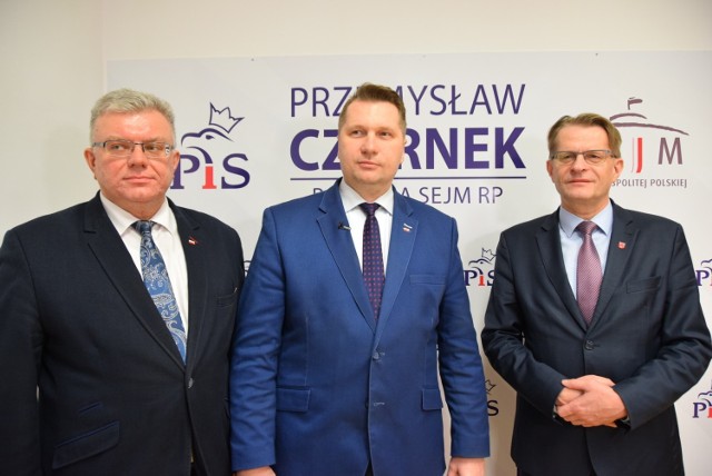 Od lewej: radny Ryszard Szczygieł, poseł Przemysław Czarnek, starosta łukowski Dariusz Szustek