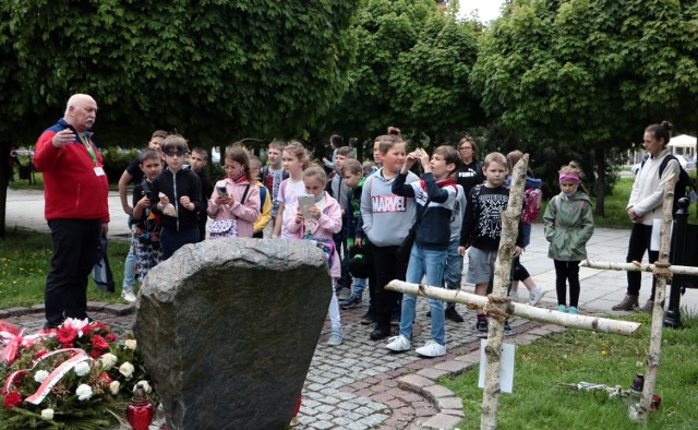 Wycieczkę po starówce Grudziądza swoim uczniom zorganizowała Agnieszka Lewandowska, wychowawczyni klasy II B ze Szkoły Podstawowej nr 16 w Grudziądzu. Małych turystów oprowadził przewodnik PTTK Grzegorz Machaj. Zwiedzając Rynek Główny, oczywiście nie obyło się bez wizyty w lodziarni.