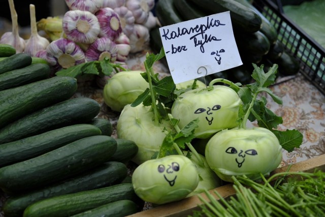 Dzień targowy na rynku przy Szosie Chełmińskiej.