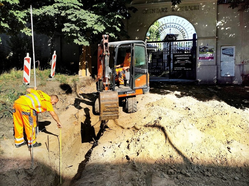 Rogatka w Kaliszu. Ruszyła przebudowa schodów na cmentarz