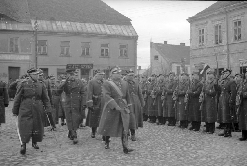 Sieradz 1946. Wręczenie sztandaru Oficerskiej Szkole...