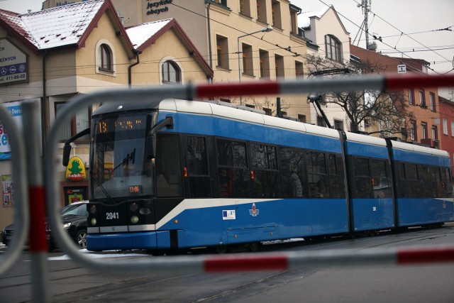 Problem jednak w tym, że "13" np. w niedzielę pierwszy kurs ma dopiero... po godz. 9. Większość innych linii kursy rozpoczyna natomiast około 5 nad ranem.