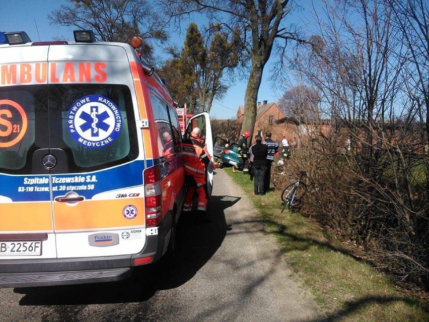Gmina Tczew:w Dalwinie auto uderzyło w drzewo. 70-letni kierowca nie żyje, 13-letnia pasażerka ranna