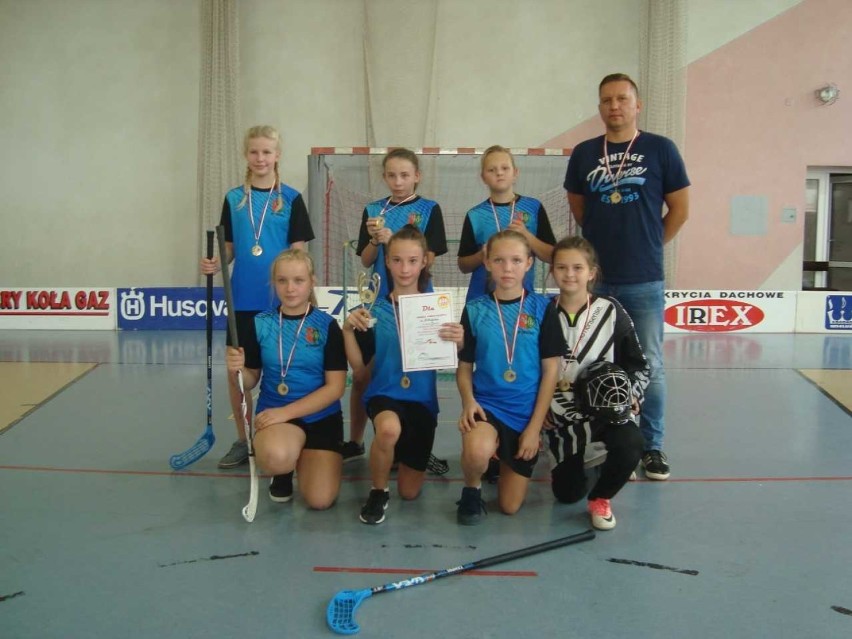 W Białej rozegrano mistrzostwa powiatu wieluńskiego w unihokeju. Wygrały drużyna dziewcząt z SP w Ostrówku[FOTO, WYNIKI]
