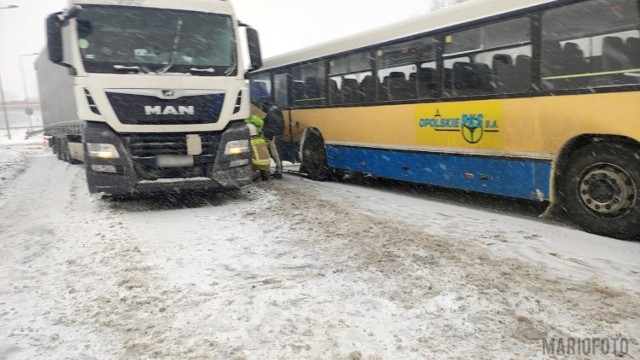 Wypadek z udziałem autobusu szkolnego na obwodnicy Opola.