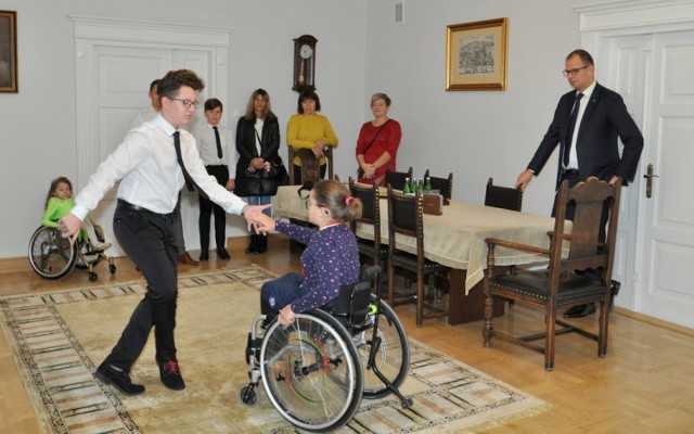 Młodzi medaliści są podopiecznymi Rafała Zakielarza ze Szkoły Tańca Golden Dance z Przemyśla. Podczas wizyty w prezydenckim gabinecie Wojciecha Bakuna młodym tancerzom towarzyszyły ich wzruszone mamy. Młodzi tancerze z Przemyśla planują wkrótce zmierzyć się z najlepszymi europejskimi tancerzami, podczas zaplanowanych na 2020 rok Mistrzostwach Europy na hiszpańskiej wyspie Majorce.