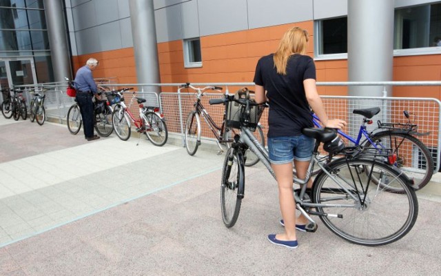 Hala przy Szafera. Jedna z najnowocześniej hal w Polsce. Ale stojaków rowerowych nie ma