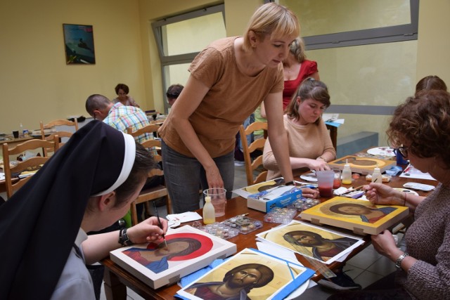 Znawcy podkreślają: ikony się pisze, a nie maluje. To trudna sztuka, pełna sztywnych reguł. I duchowości. 

W Miejskim Centrum Kultury w Ciechocinku zorganizowano tygodniowe warsztaty pisania ikon. Prowadzi je Ewa Grześkiewicz z warszawskie Grupy Agathos. Udział bierze kilkanaście osób, początkujących i takich, które już ikony pisały. 

Są to ludzie różnych zawodów, m.in.: nauczycielka, emerytowana pracownica dawnego grudziądzkiego Stomilu, studentka architektury, prawnik, siostra zakonna. Jedna osoba przyjechała na warsztaty z Berlina. Tworzeniu ikon towarzyszą prelekcje. 

W niedzielę, 30 bm., o godz. 11 zostanie w MCK otwarta wystawa gotowych ikon.