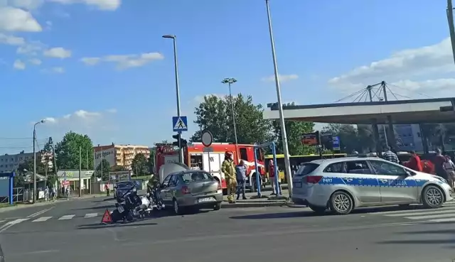 Na Osiedlu Wieczorka zderzył się samochód z policyjnym motorem. 
Zobacz kolejne zdjęcia. Przesuwaj zdjęcia w prawo - naciśnij strzałkę lub przycisk NASTĘPNE