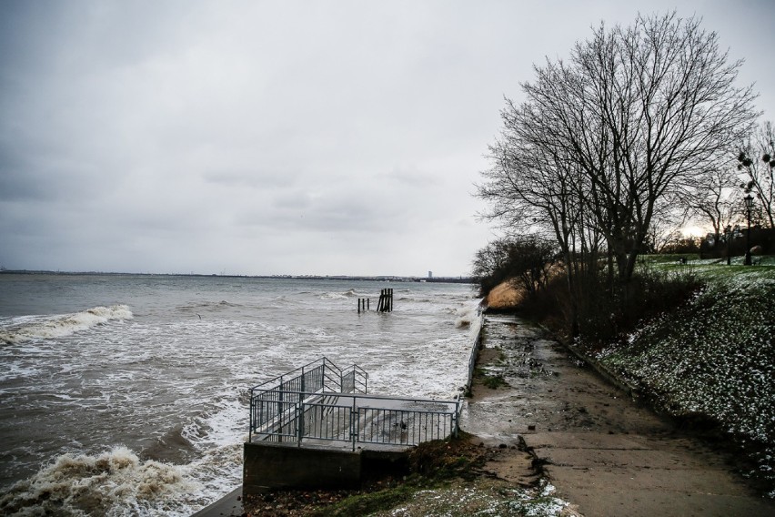 Sztorm na Bałtyku 2.01.2019. Plaża w Gdyni Orłowie