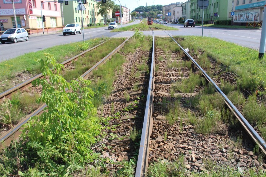 Dąbrowianie narzekają na stan torowiska tramwajowego w...