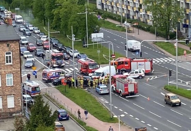 Zderzenie samochodów na skrzyżowaniu al. Jana Pawła II i ul. Dąbrowskiego