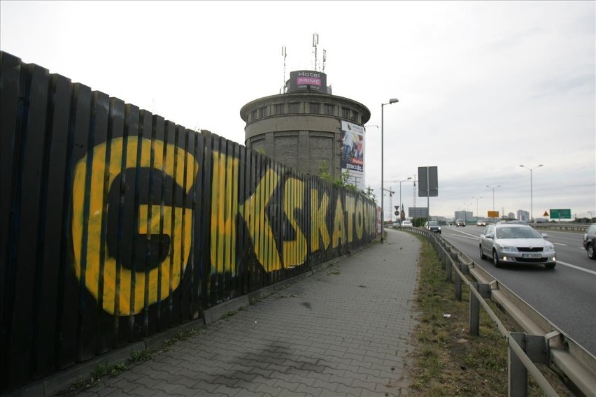 Graffiti GKS-u Katowice przy DTŚ znów odnowione. Kibice...