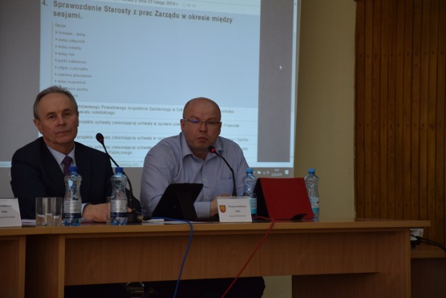 To Łukasz Moździerski (z prawej),wiceszef rady powiatu, zgłosił pomysł utworzenia 
z radnymi gminy tzw. okrągłego stołu
