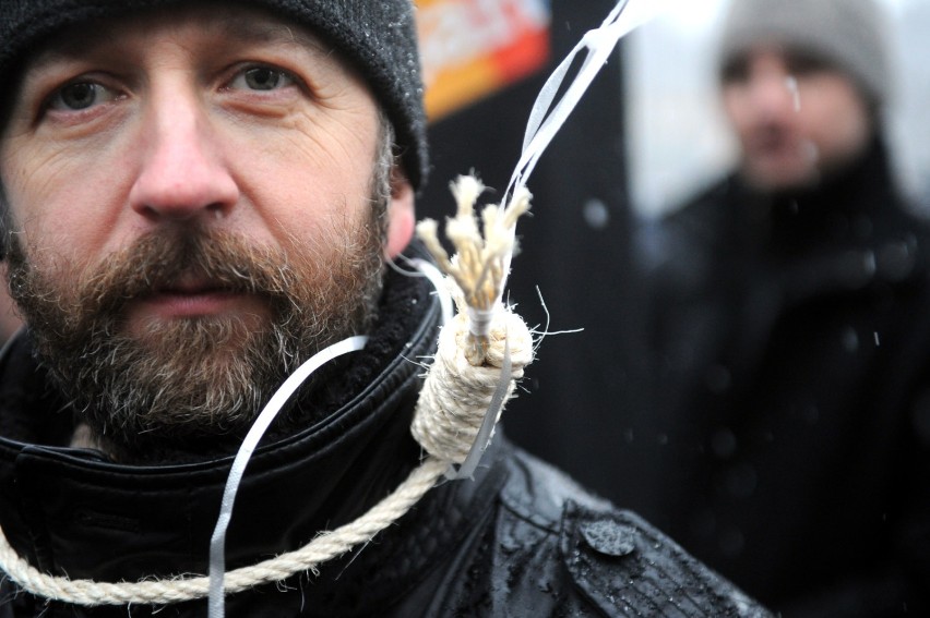 Protest frankowiczów, Warszawa. Czarna procesja oszukanych przez banki [ZDJĘCIA, WIDEO]