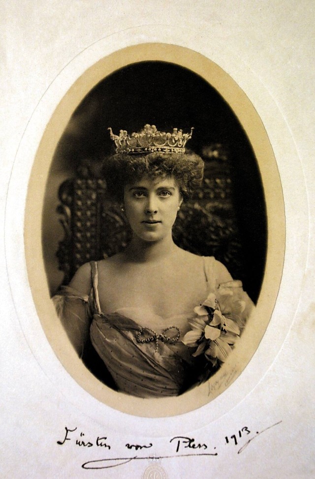 Ikoniczna fotografia Daisy z 1901 roku. Wizerunek ten został powielony na tysiącach odbitek sprzedawanych i wręczanych jako pocztówki, a także do dziś reprodukowanych w prasie.