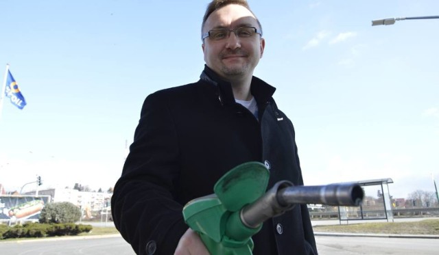 Paweł Zygmunt ma 42 lata. Prowadzi działalność gospodarczą, mieszka na Górczynie. Założył na facebooku stronę: Tańsze paliwo w Gorzowie