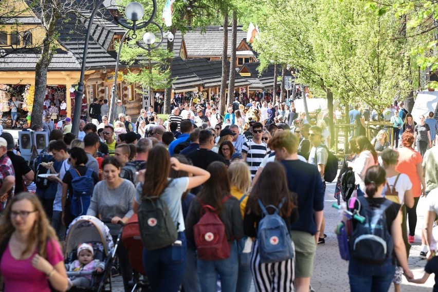 Zakopane. Na Krupówkach jest coraz więcej turystów [ZDJĘCIA]