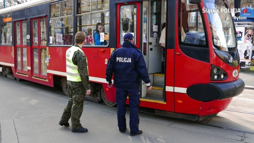 Żołnierze z policjantami na bytomskich ulicach. Kary mogą wynieść do 30 tys. zł