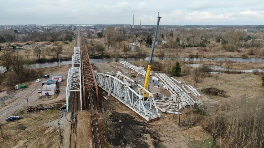 Pociągi na trasie Łódź - Drzewica pojadą nowym mostem już 11...
