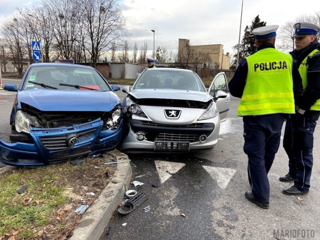 W obu pojazdach podróżowały w sumie trzy osoby. Do szpitala został przewieziony 66-letni kierowca volkswagena.