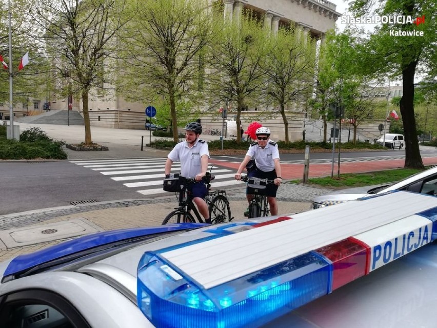 Katowiccy policjanci patrolują miasto na rowerach [ZDJĘCIA]