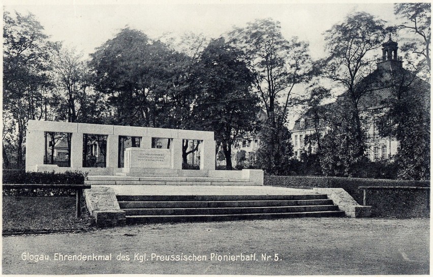 Pomnik w parku został odsłonięty w 1928 roku