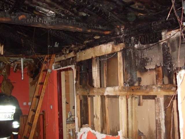 Po przybyciu na miejsce zdarzenia zastępów straży pożarnej stwierdzono, że ze szczytu dachu w pobliżu komina oraz z lukarny frontowej wydobywa się ogień. Osób poszkodowanych nie stwierdzono. Po wejściu do budynku stwierdzono zadymienie na poddaszu użytkowym. Zabezpieczono miejsce zdarzenia. Pożarem objęta była konstrukcja drewniana dachu oraz drewniana ścianka działowa w kuchni.