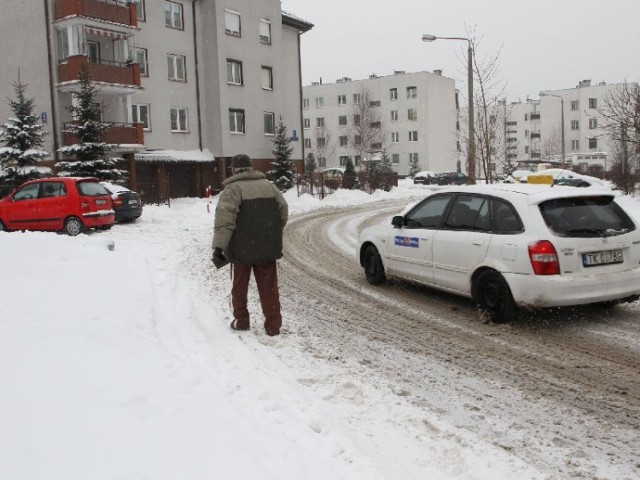 Przez to, że nie ma chodnika mieszkańcy muszą wchodzić na jezdnię. Często wprost pod koła nadjeżdżających samochodów.