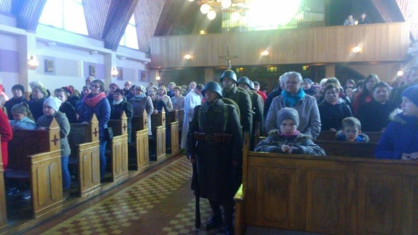 Mieszkańcy powiatu łowickiego oddali hołd ofierze zbrodni katyńskiej (Zdjęcia)