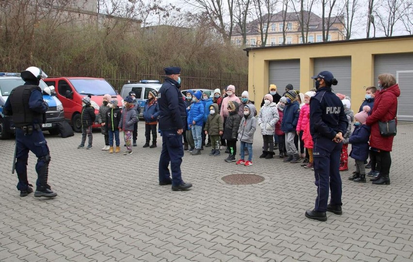 Uczniowie z Paniewa z wizytą u policjantów w KPP Radziejów [zdjęcia]