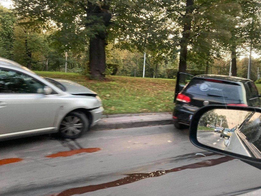 Kolizja na alei Zwycięstwa w Gdańsku. 12.10.2020 r. Nikt nie ucierpiał, nie ma już utrudnień w ruchu