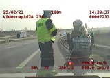 Droga ekspresowa S5: Kobieta jechała wózkiem inwalidzkim. Interweniowała policja ze Żnina [zdjęcia, wideo] 